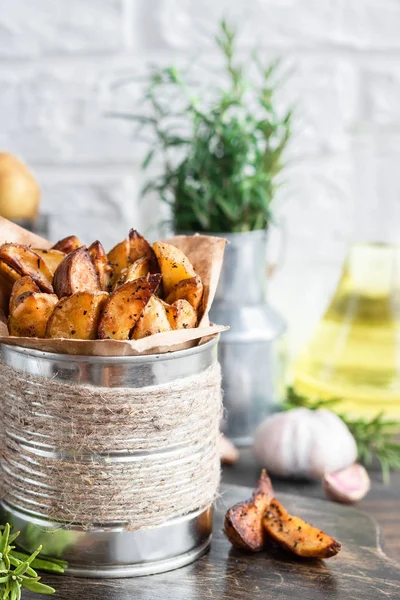 Patatas jóvenes al horno en un estilo rústico con crema agria — Foto de Stock