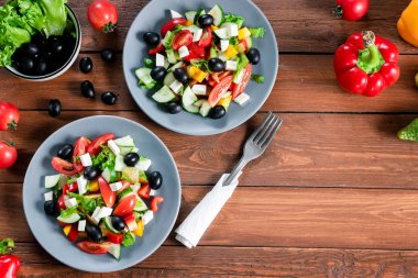 Taze domates, biber ve salatalık ile Yunan salatası