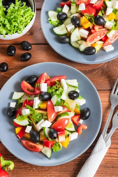 Греческий салат со свежими помидорами, перцем и огурцами — стоковое фото