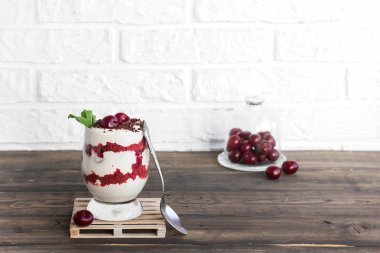 Kiraz ile trifle kırmızı kadife