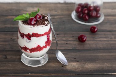 Kiraz ile trifle kırmızı kadife