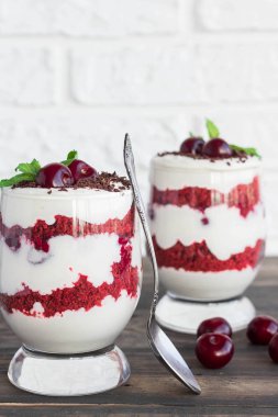 Kiraz ile trifle kırmızı kadife