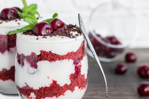 Kiraz ile trifle kırmızı kadife