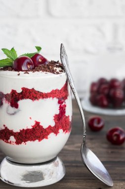 Kiraz ile trifle kırmızı kadife