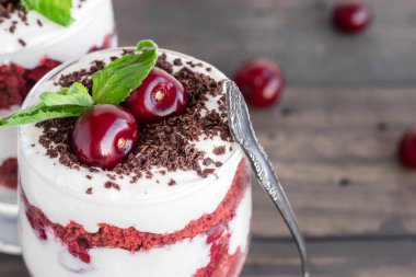 Kiraz ile trifle kırmızı kadife