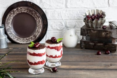 Kiraz ile trifle kırmızı kadife