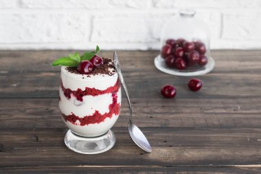 Kiraz ile trifle kırmızı kadife