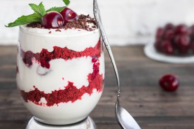 Kiraz ile trifle kırmızı kadife