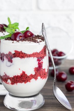 Kiraz ile trifle kırmızı kadife