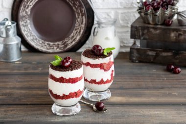 Kiraz ile trifle kırmızı kadife