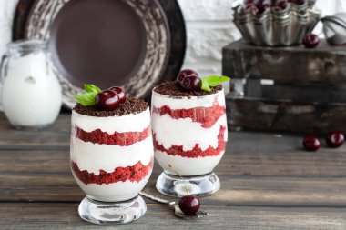 Kiraz ile trifle kırmızı kadife