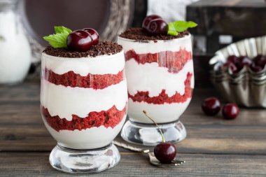 Kiraz ile trifle kırmızı kadife