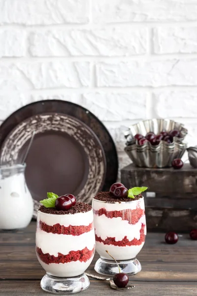 Terciopelo rojo con cereza — Foto de Stock