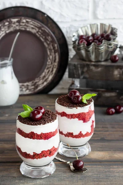 Terciopelo rojo con cereza — Foto de Stock