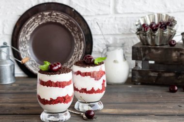 Kiraz ile trifle kırmızı kadife