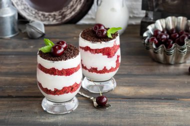 Kiraz ile trifle kırmızı kadife