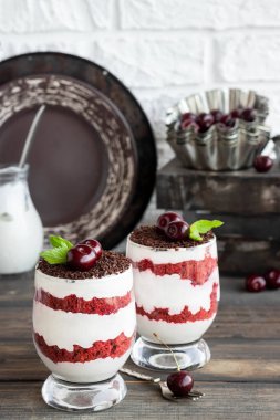 Kiraz ile trifle kırmızı kadife