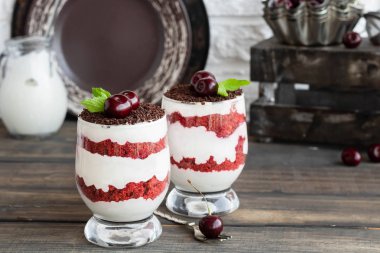Kiraz ile trifle kırmızı kadife