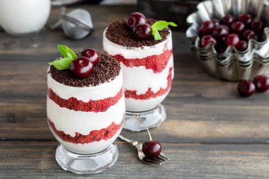 Kiraz ile trifle kırmızı kadife