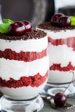 Kiraz ile trifle kırmızı kadife
