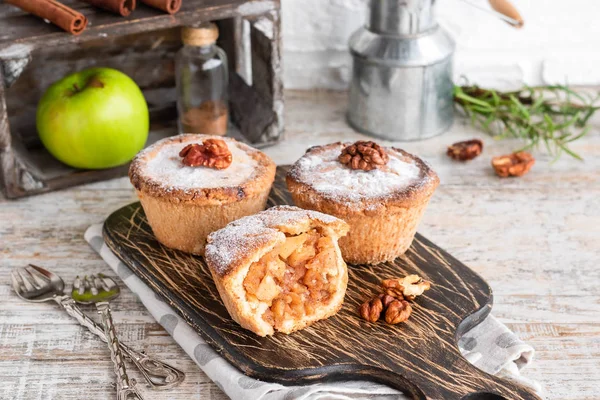 Традиционный американский песочный яблочный мини-пирог — стоковое фото