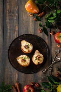 Ricotta ve ceviz ile pişmiş armut