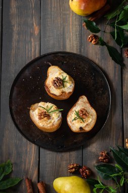 Ricotta ve ceviz ile pişmiş armut