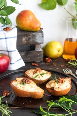 Ricotta ve ceviz ile pişmiş armut