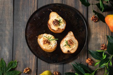 Ricotta ve ceviz ile pişmiş armut