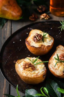 Ricotta ve ceviz ile pişmiş armut