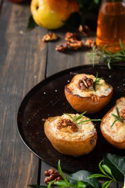Ricotta ve ceviz ile pişmiş armut