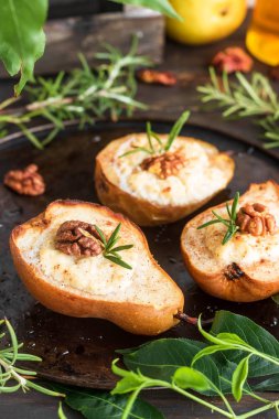Ricotta ve ceviz ile pişmiş armut