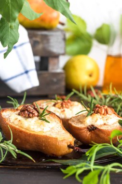 Ricotta ve ceviz ile pişmiş armut