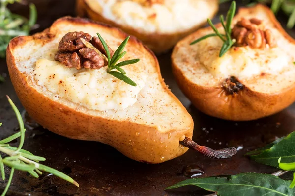 Ricotta ve ceviz ile pişmiş armut