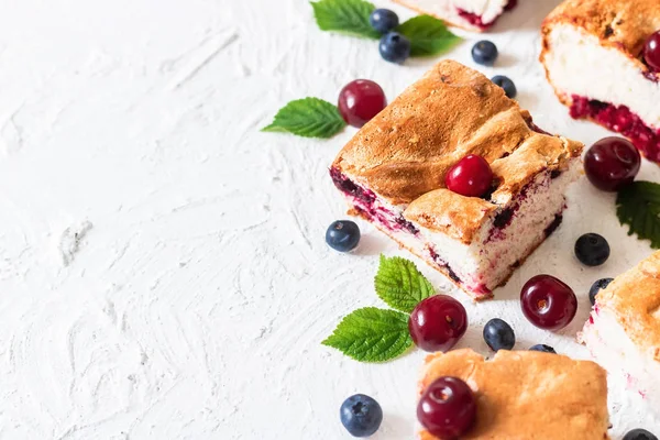 Torta gelatinosa com bagas sazonais frescas — Fotografia de Stock