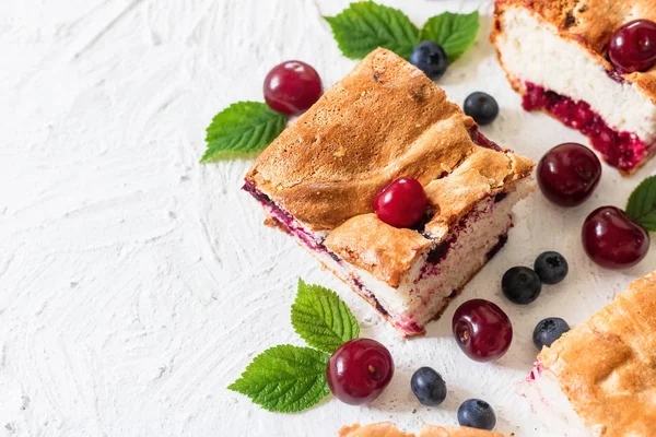 Gelees mit frischen saisonalen Beeren — Stockfoto