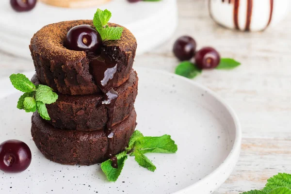 Postre francés tradicional - Fondant de chocolate — Foto de Stock