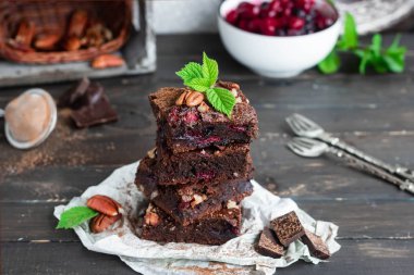 Çilek ve fındık ile Çikolatalı brownie