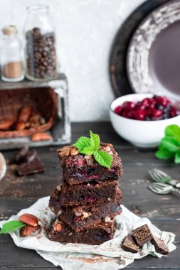 Çilek ve fındık ile Çikolatalı brownie