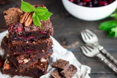Çilek ve fındık ile Çikolatalı brownie