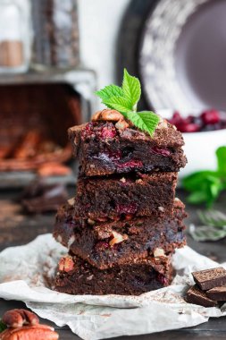 Çilek ve fındık ile Çikolatalı brownie