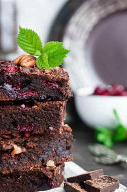 Çilek ve fındık ile Çikolatalı brownie