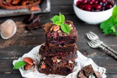 Çilek ve fındık ile Çikolatalı brownie