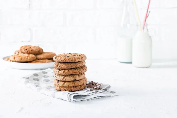 Classic oatmeal cookies with chocolate — Stock Photo, Image