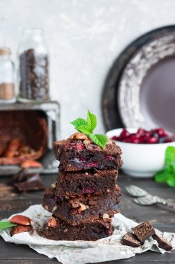 Çilek ve fındık ile Çikolatalı brownie