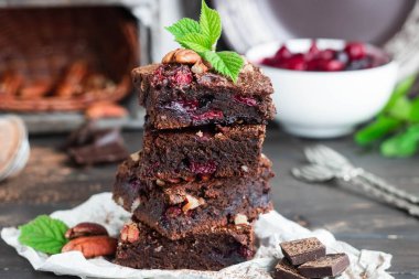 Çilek ve fındık ile Çikolatalı brownie