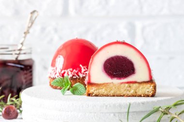 Hindistan cevizi kurabiye bir yastık üzerinde ayna sır ve kiraz dolgu ile Mus kek