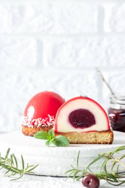 Hindistan cevizi kurabiye bir yastık üzerinde ayna sır ve kiraz dolgu ile Mus kek