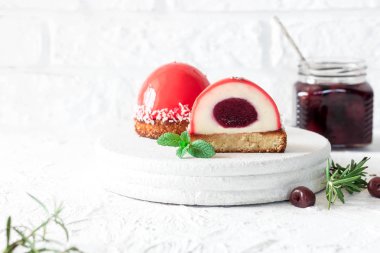 Hindistan cevizi kurabiye bir yastık üzerinde ayna sır ve kiraz dolgu ile Mus kek