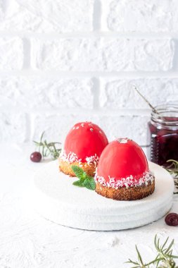 Hindistan cevizi kurabiye bir yastık üzerinde ayna sır ve kiraz dolgu ile Mus kek